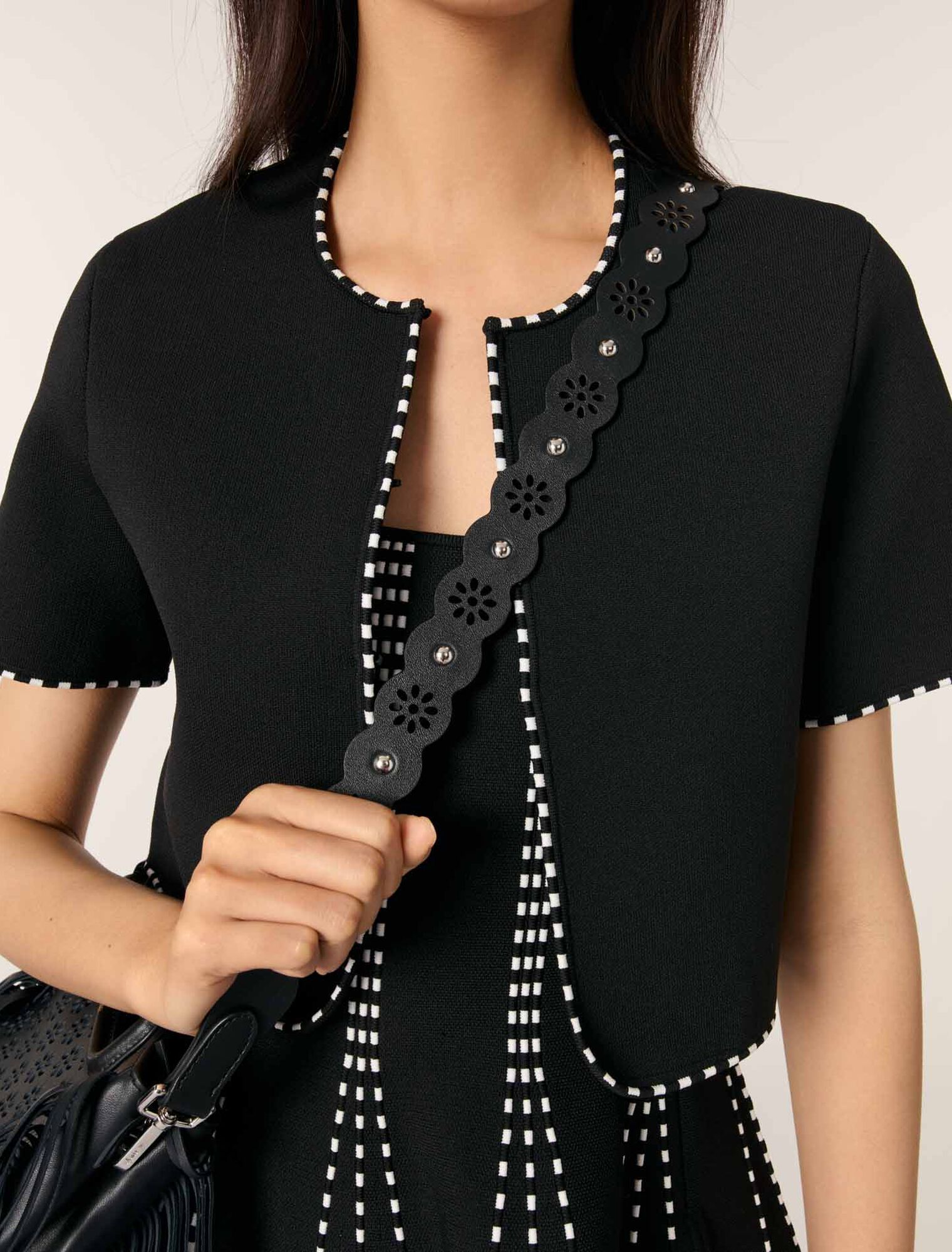 Perforierter Strap mit Blumenmotiv