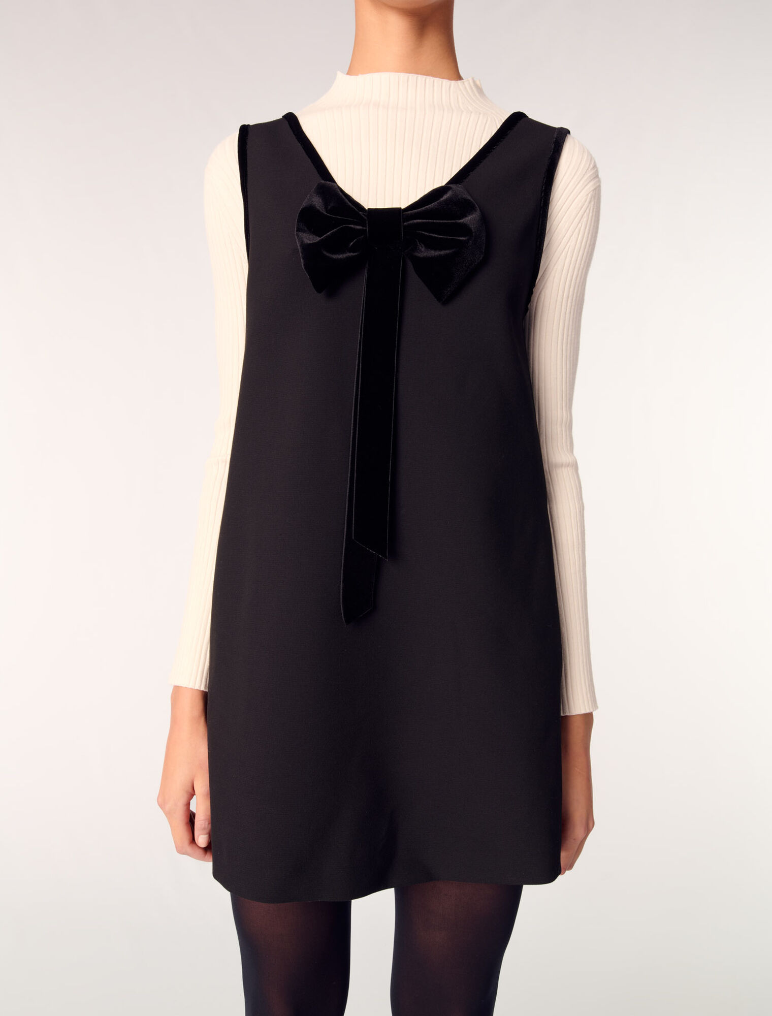 Schürzenkleid mit Velourskragen